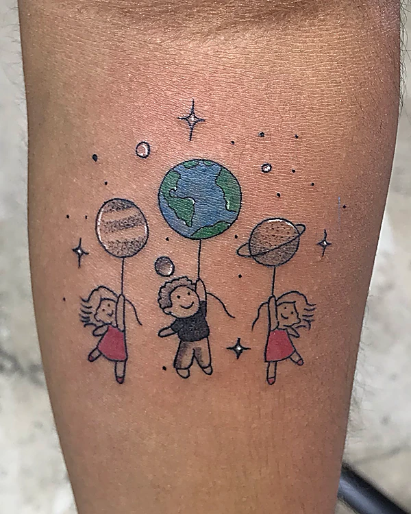 Tatuaje pequeño de tres niños que cuelgan de globos con forma de planetas y la Tierra, con estrellas