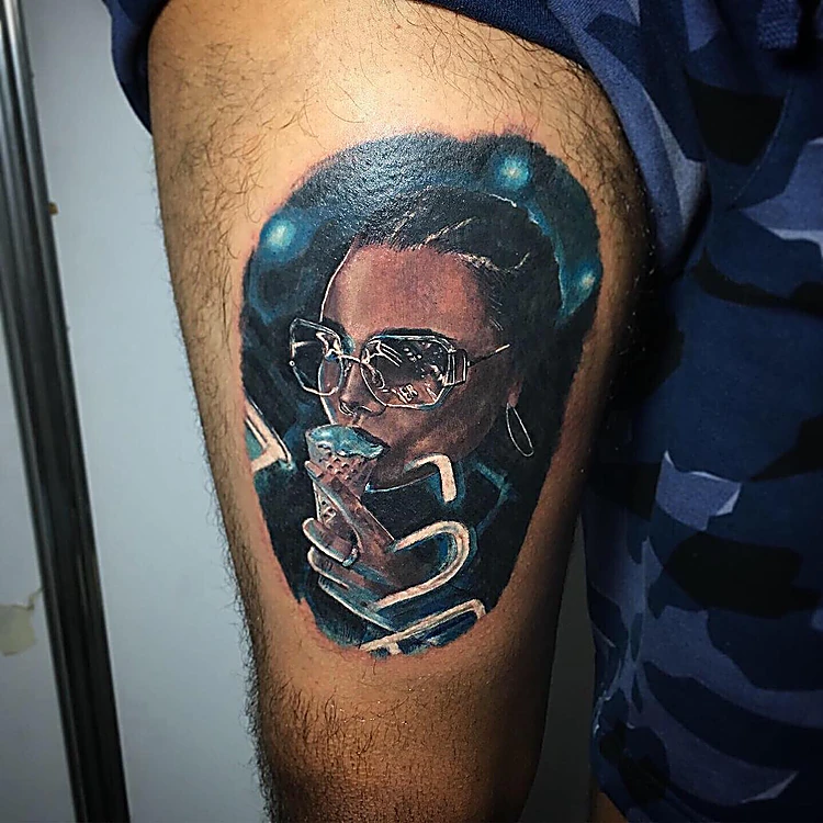Retrato a color en tonos azules de una mujer con lentes y un helado, en la pierna