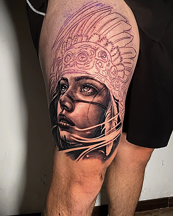 Retrato de mujer con tocado de plumas en negro y gris, con parte de la calca morada todavía visible